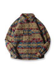 ナバホ柄をあしらったウール混紡シャツ。耐久性と快適性を持ち、民族的なデザインが秋冬のコーデに個性をプラス。