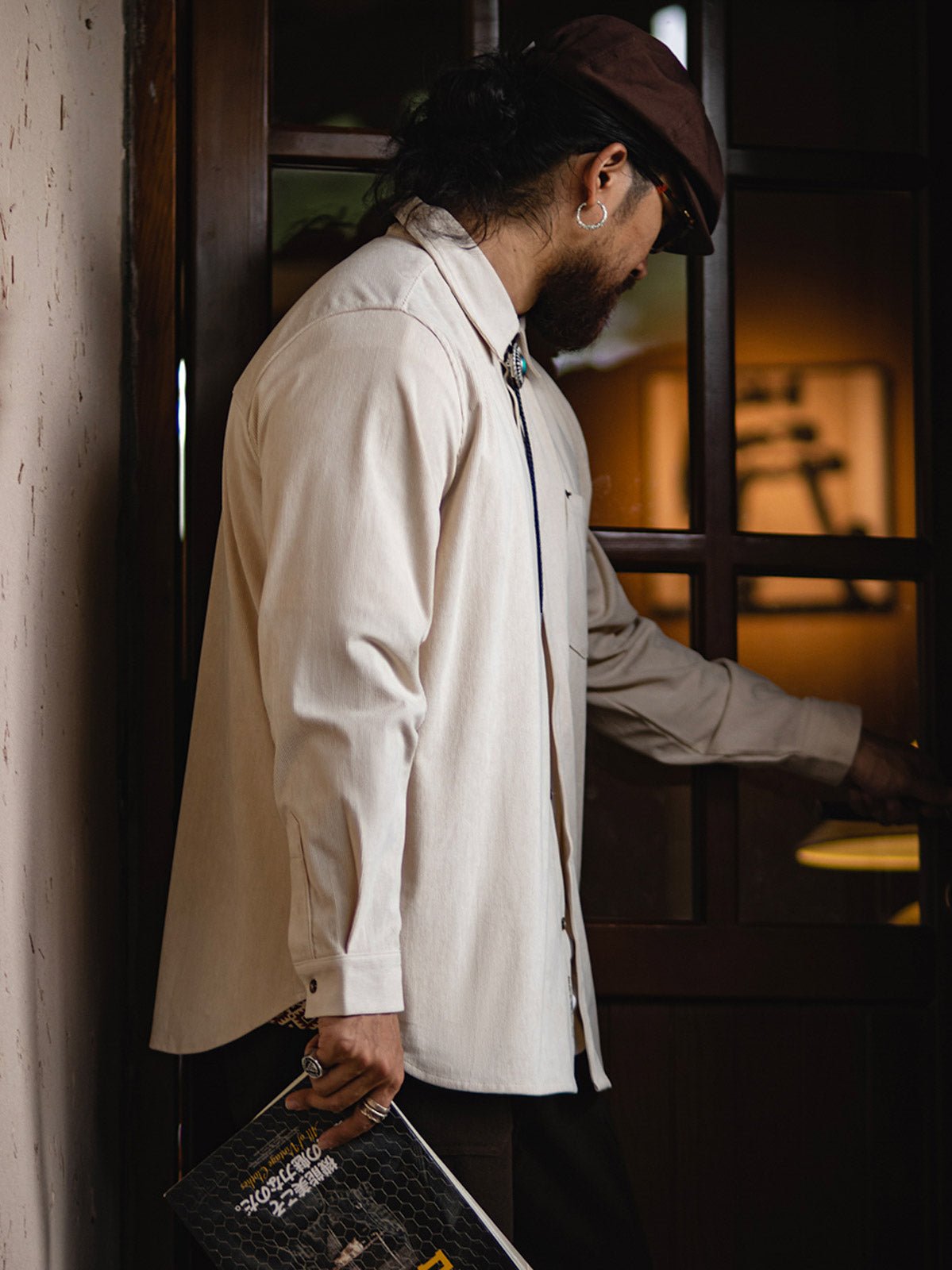 詳細画像：胸元のリベットデザインと裾のNAVAJOラベル。ヴィンテージ感のあるディテール。
モデル画像：モデルが着用したコーデュロイシャツの全身コーディネート。秋冬向けのカジュアルなルーズフィットスタイル。