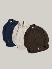 製品画像：ヴィンテージコーデュロイシャツの正面展示。シンプルなデザインとNAVAJOラベルが特徴のシャツ。
詳細画像：胸元のリベットデザインと裾のNAVAJOラベル。ヴィンテージ感のあるディテール。