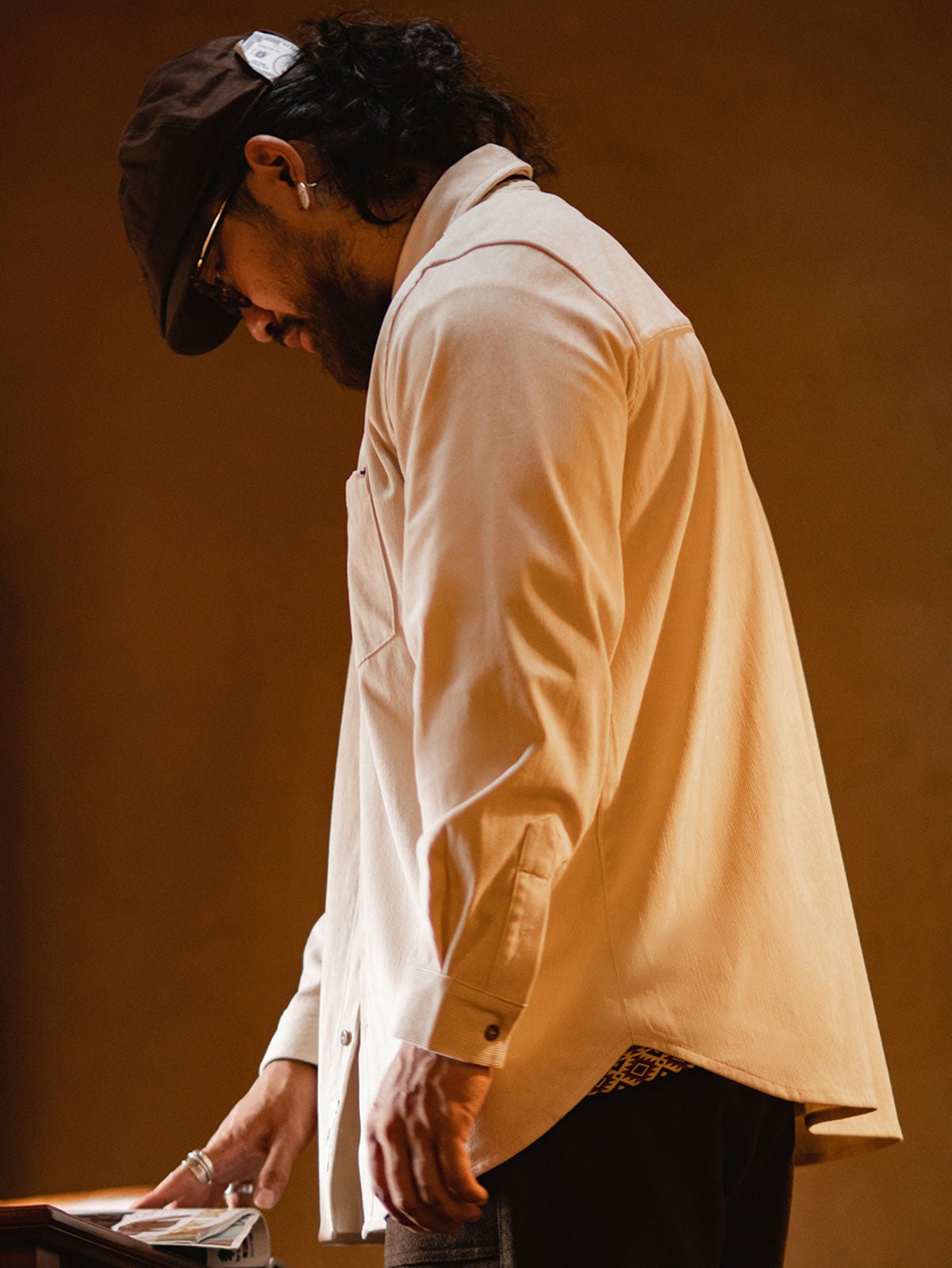 詳細画像：胸元のリベットデザインと裾のNAVAJOラベル。ヴィンテージ感のあるディテール。
モデル画像：モデルが着用したコーデュロイシャツの全身コーディネート。秋冬向けのカジュアルなルーズフィットスタイル。