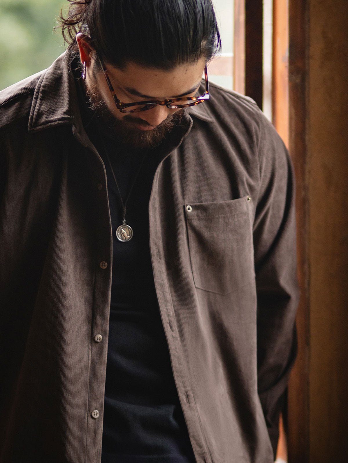 詳細画像：胸元のリベットデザインと裾のNAVAJOラベル。ヴィンテージ感のあるディテール。
モデル画像：モデルが着用したコーデュロイシャツの全身コーディネート。秋冬向けのカジュアルなルーズフィットスタイル。