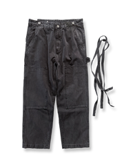 ネイビーカモ柄コットン素材のワイドシルエットワークパンツ。取り外し可能サスペンダーとYKKスナップボタンを備えたヴィンテージスタイルアイテム。