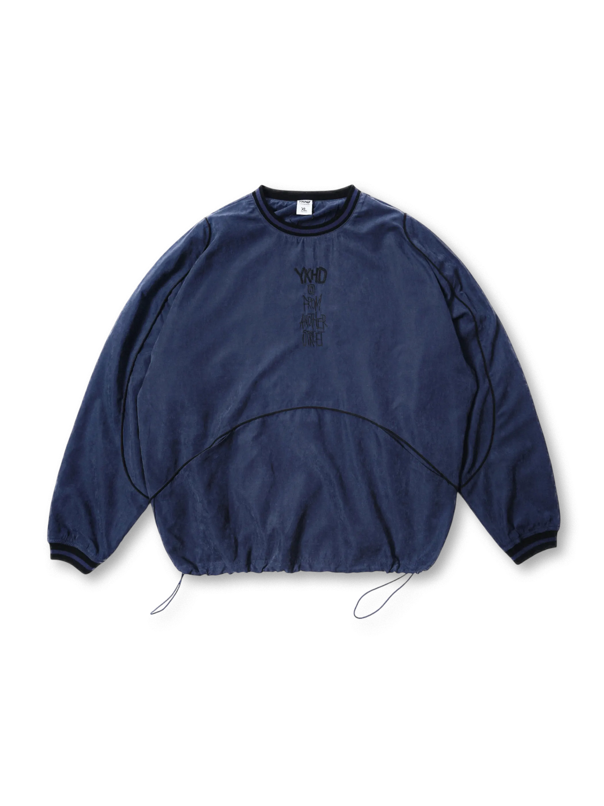 切り替え配色と胸刺繍が特徴のネイビースウェット。裾ドローストリング付きで快適な着心地。