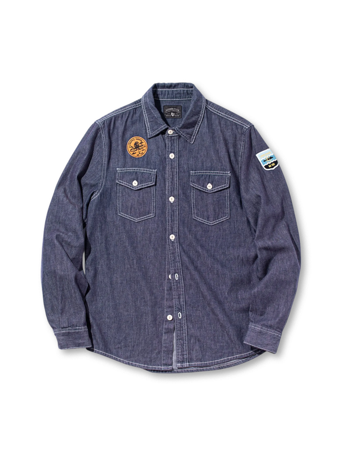 1940年代ネイビー作業着に着想を得た綿麻混紡素材のワークシャツ。海軍モチーフのワッペンが特徴。