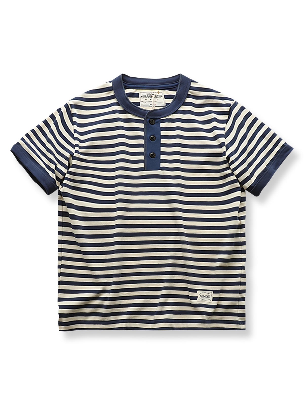 ネイビーブルーと白のストライプが入ったヘンリーネックTシャツ。