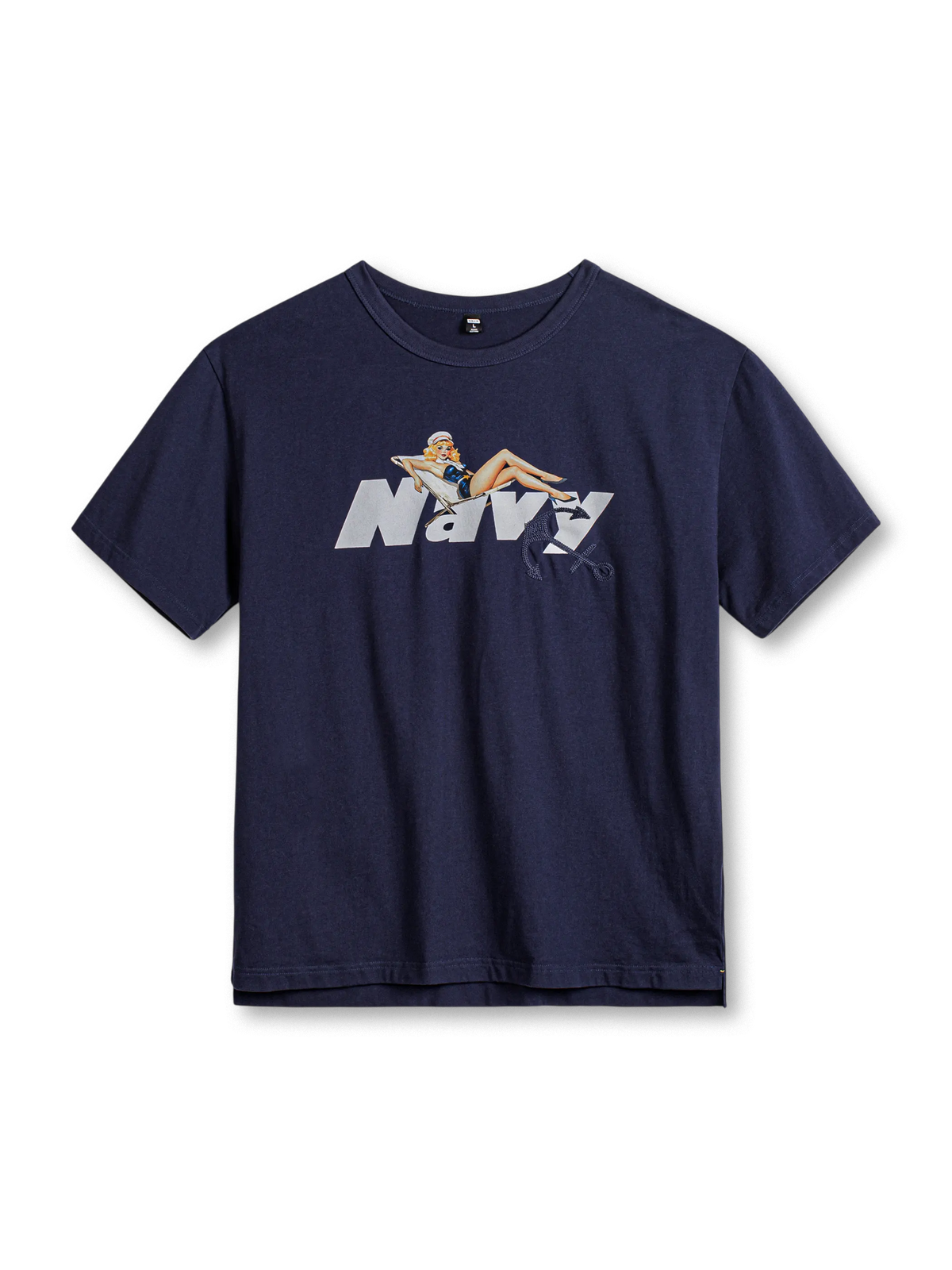 ピンナップガールプリントと船錨チェーン刺繍が特徴のレトロマリンテイストTシャツ