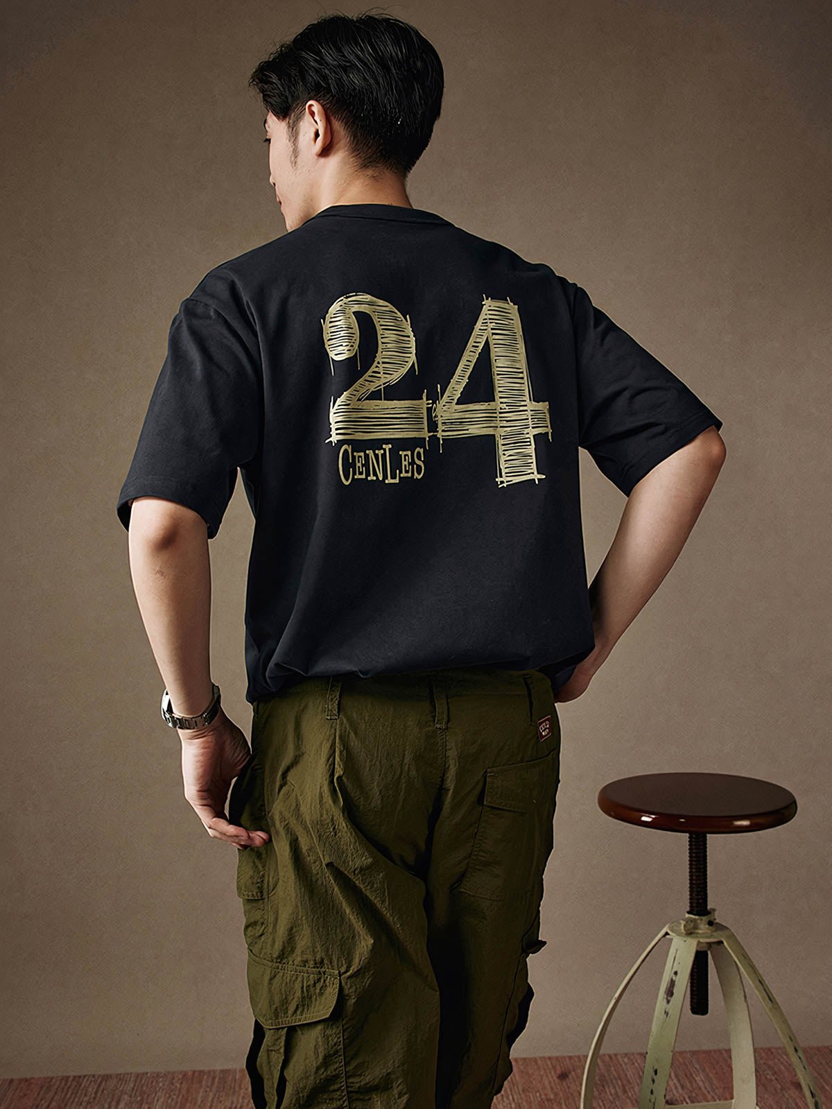 モデルが深色のカジュアルパンツと合わせた"No.24"レトロスポーツ半袖Tシャツ