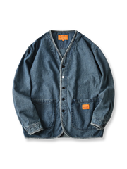 配色ボタンがアクセントのノーカラーデニムジャケット。