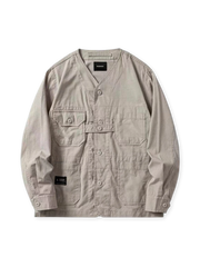 ノーカラー仕様で多機能ポケットを備えた、防泼水・速乾・抗シワ機能付きの軽量ミリタリージャケット。ルーズシルエットと丸みのある裾が特徴。