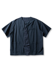 チェックパネルと同色ポケットを配したノーカラーデザインの薄手コットンレイヤードシャツ