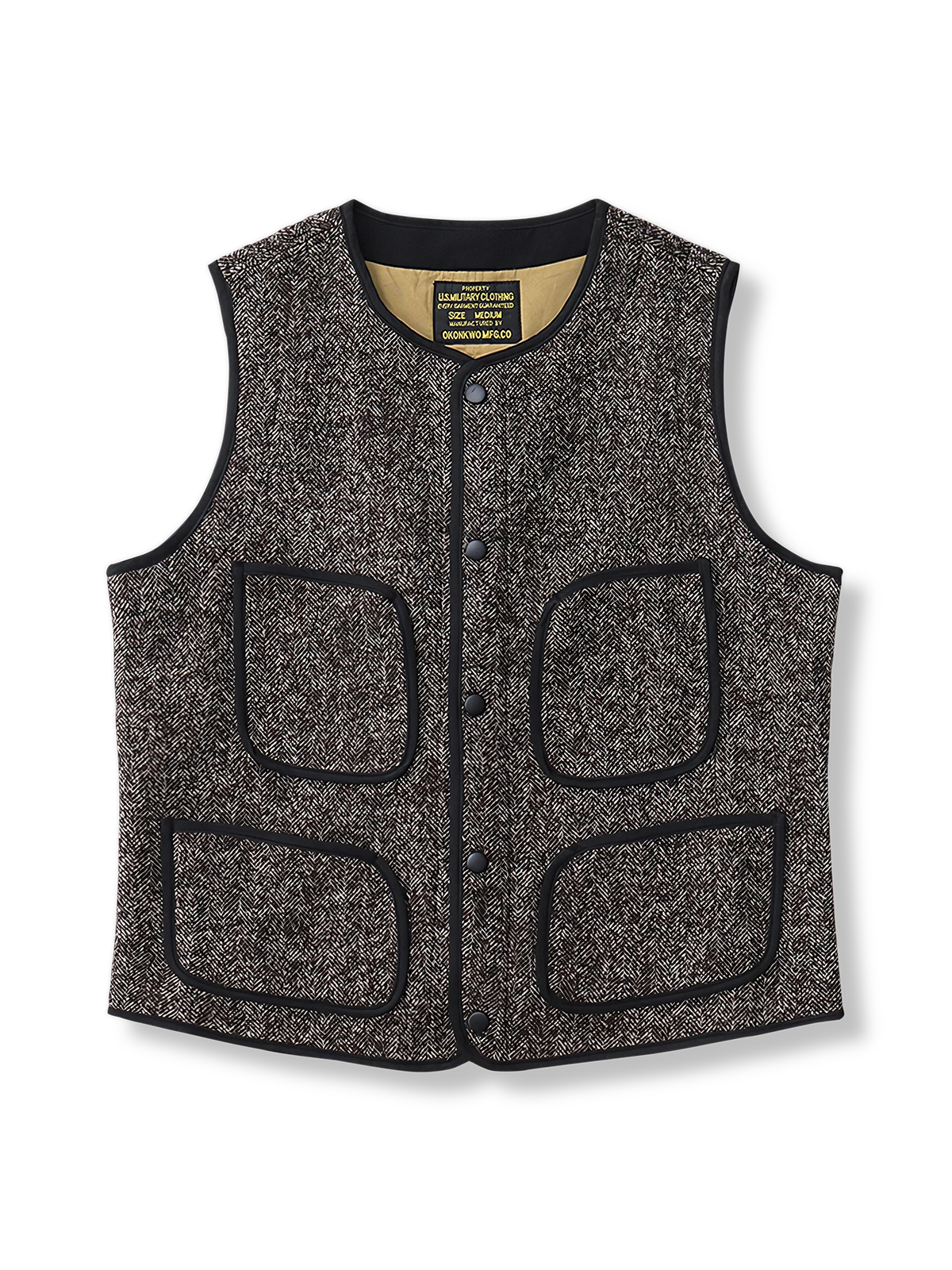 ごま塩ツイードとウールフリース二層構造のノーカラーベスト。