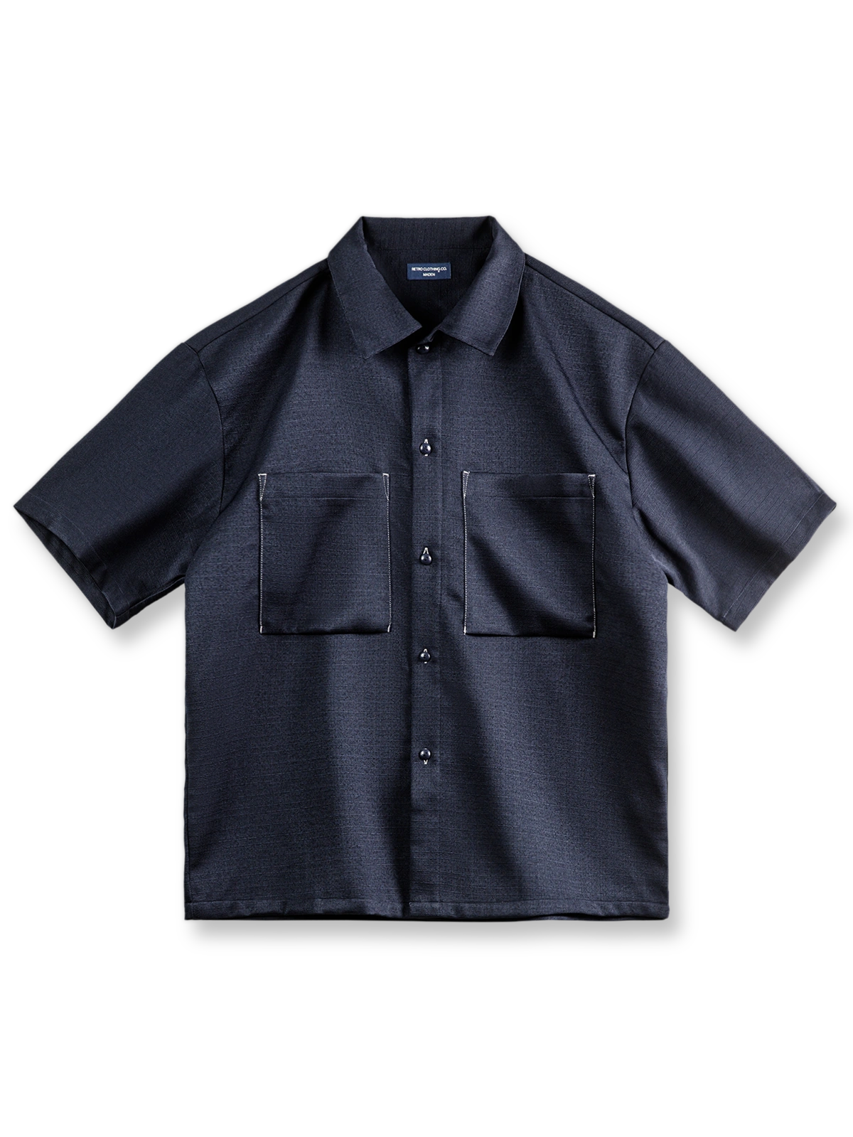 竹節織りの凹凸テクスチャと大型スクエアポケットが特徴のノーアイロンオーバーサイズ半袖シャツ。