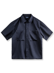 竹節織りの凹凸テクスチャと大型スクエアポケットが特徴のノーアイロンオーバーサイズ半袖シャツ。