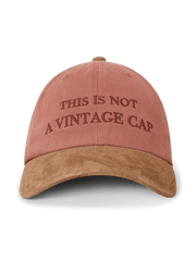 スエードバイザーと刺繍ロゴを配したNot Vintageシリーズのベースボールキャップ。