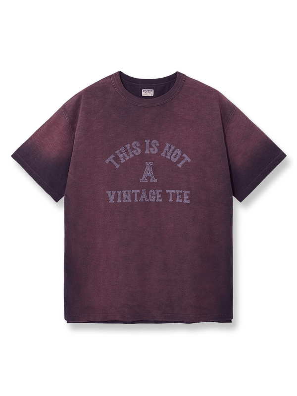 「This is not a vintage tee」プリントと褪色加工が特徴のヴィンテージ風Tシャツ。