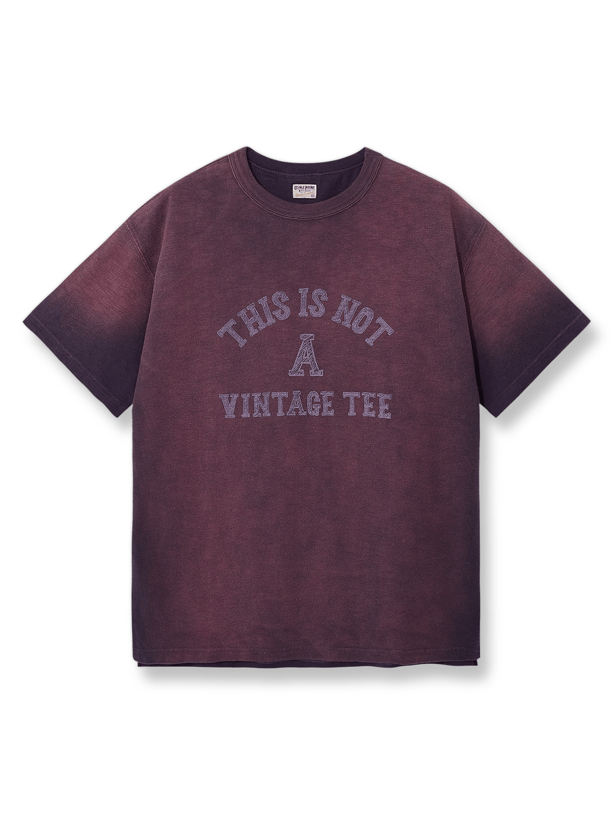 「This is not a vintage tee」プリントと褪色加工が特徴のヴィンテージ風Tシャツ。