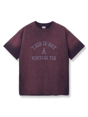 「This is not a vintage tee」プリントと褪色加工が特徴のヴィンテージ風Tシャツ。