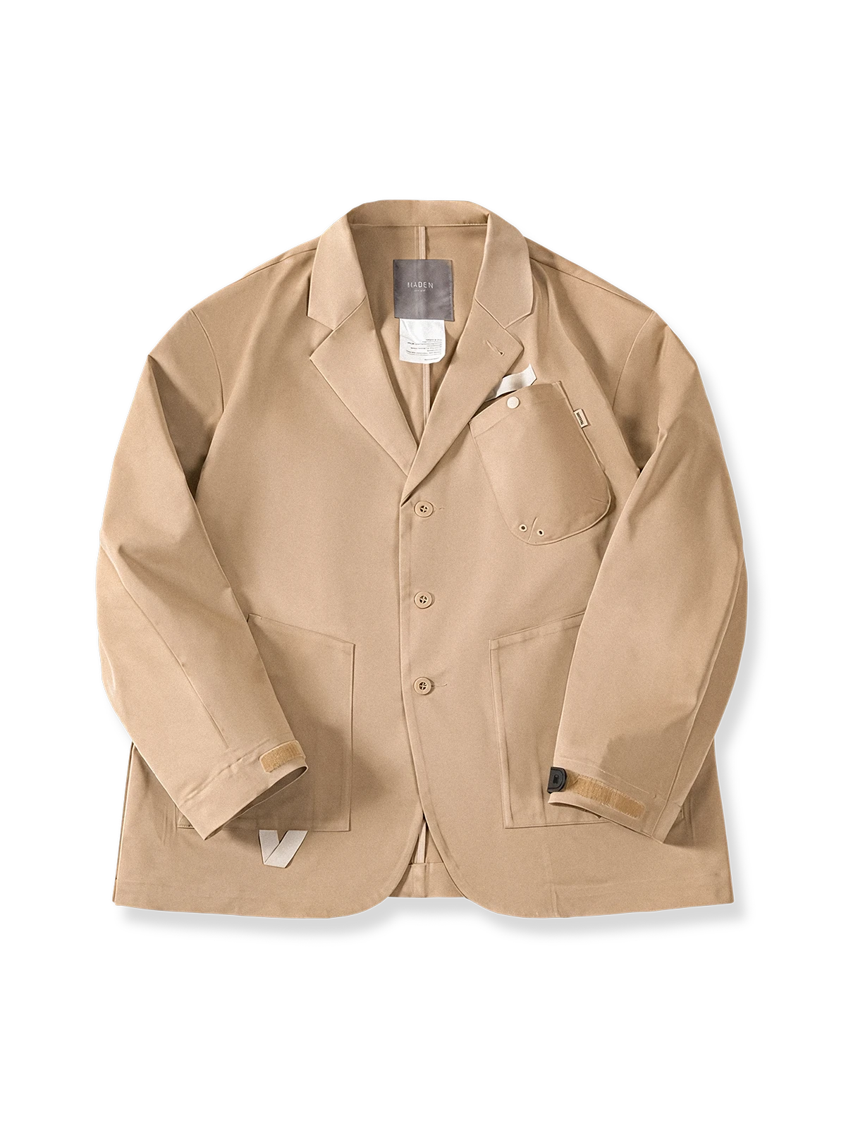 ノッチドラペル襟と3つのパッチポケットが特徴のテーラードジャケットの全体とディテールを写した写真