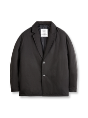 ノッチドラペルと中綿仕様が融合した軽量スーツジャケット