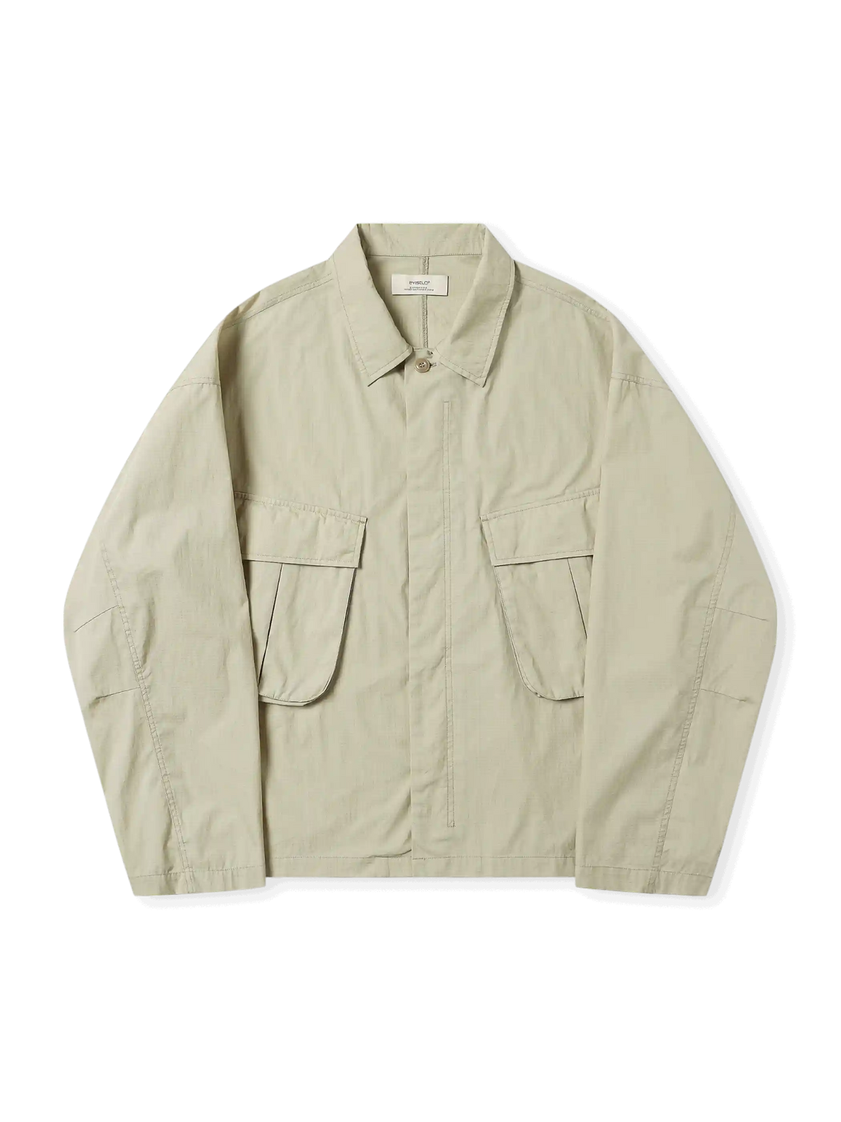 日本製長綿ナイロン混紡生地使用、大型フラップポケット付きジャングルシャツジャケット。肘ダーツ処理と調節可能袖口仕様。