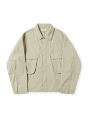 日本製長綿ナイロン混紡生地使用、大型フラップポケット付きジャングルシャツジャケット。肘ダーツ処理と調節可能袖口仕様。