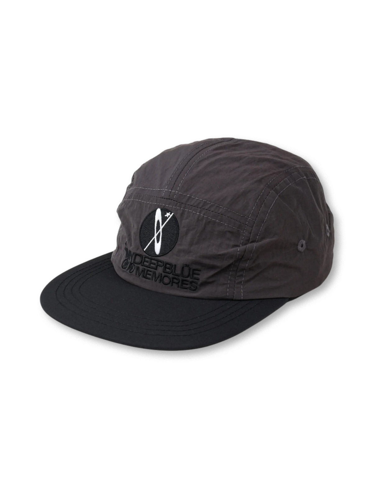 ナイロン速乾素材使用、黒グレー配色のアルファベット刺繍入りキャップ。調節可能サイズ。