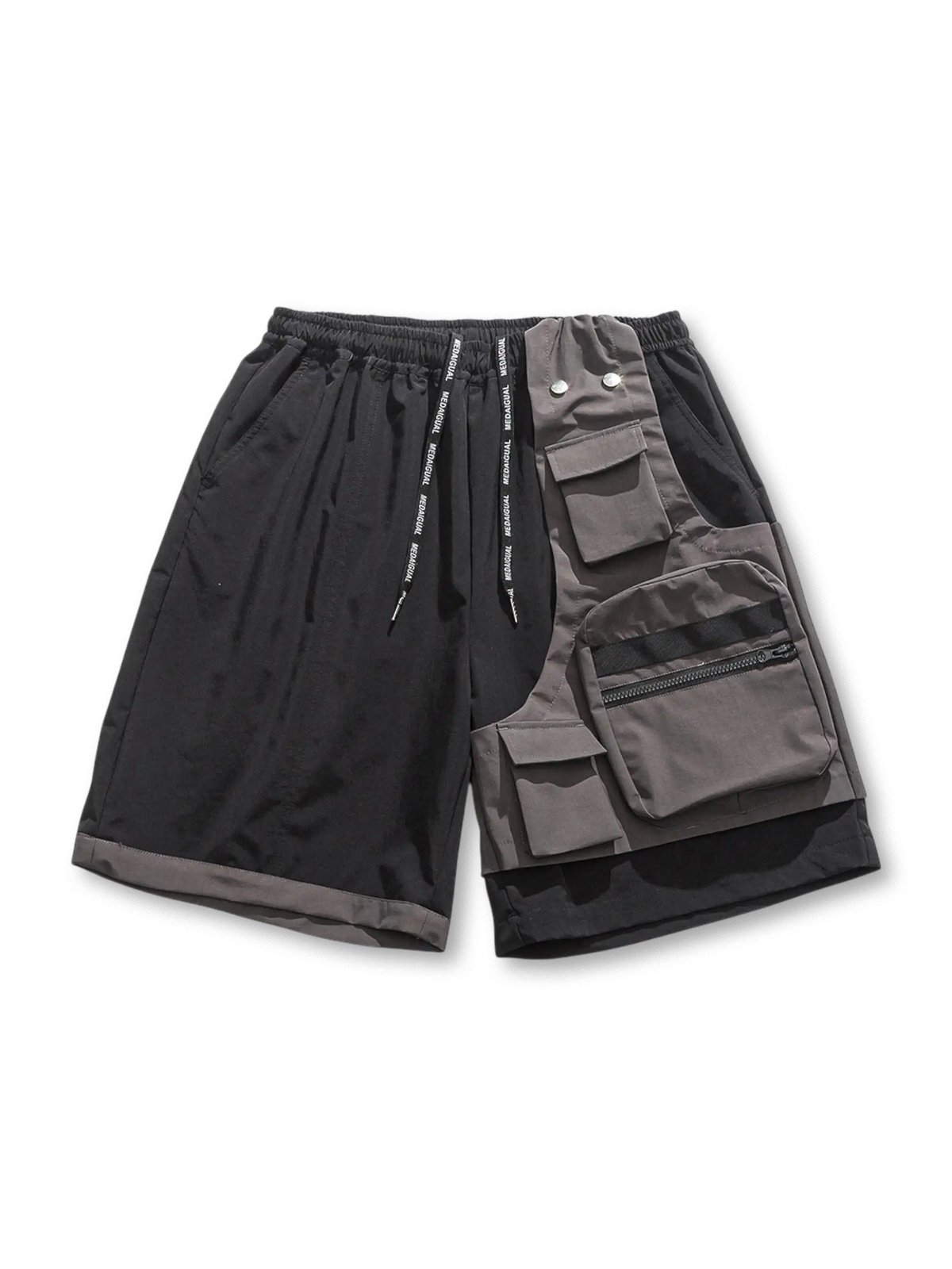 バックパックポケットとバイカラーデザインが特徴の耐水ナイロンショーツ