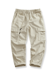 ウォッシュ加工が施された上質なコットン素材のオフホワイトワークパンツ、実用的な多ポケットと快適なフィット感が特徴