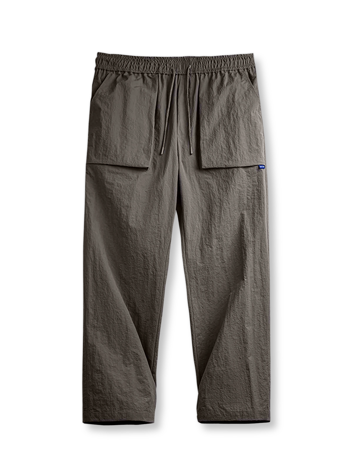 グリッドタスロン素材とマルチポケットが映えるストレートパンツ