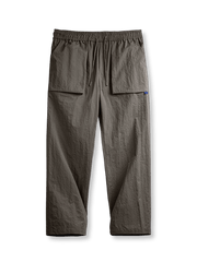 グリッドタスロン素材とマルチポケットが映えるストレートパンツ