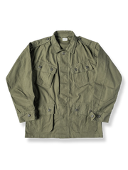 OG-107復刻ミリタリーフィールドジャケット、多機能ポケット付き。