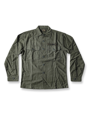オリーブグリーンの復刻版ミリタリーユーティリティシャツ。
