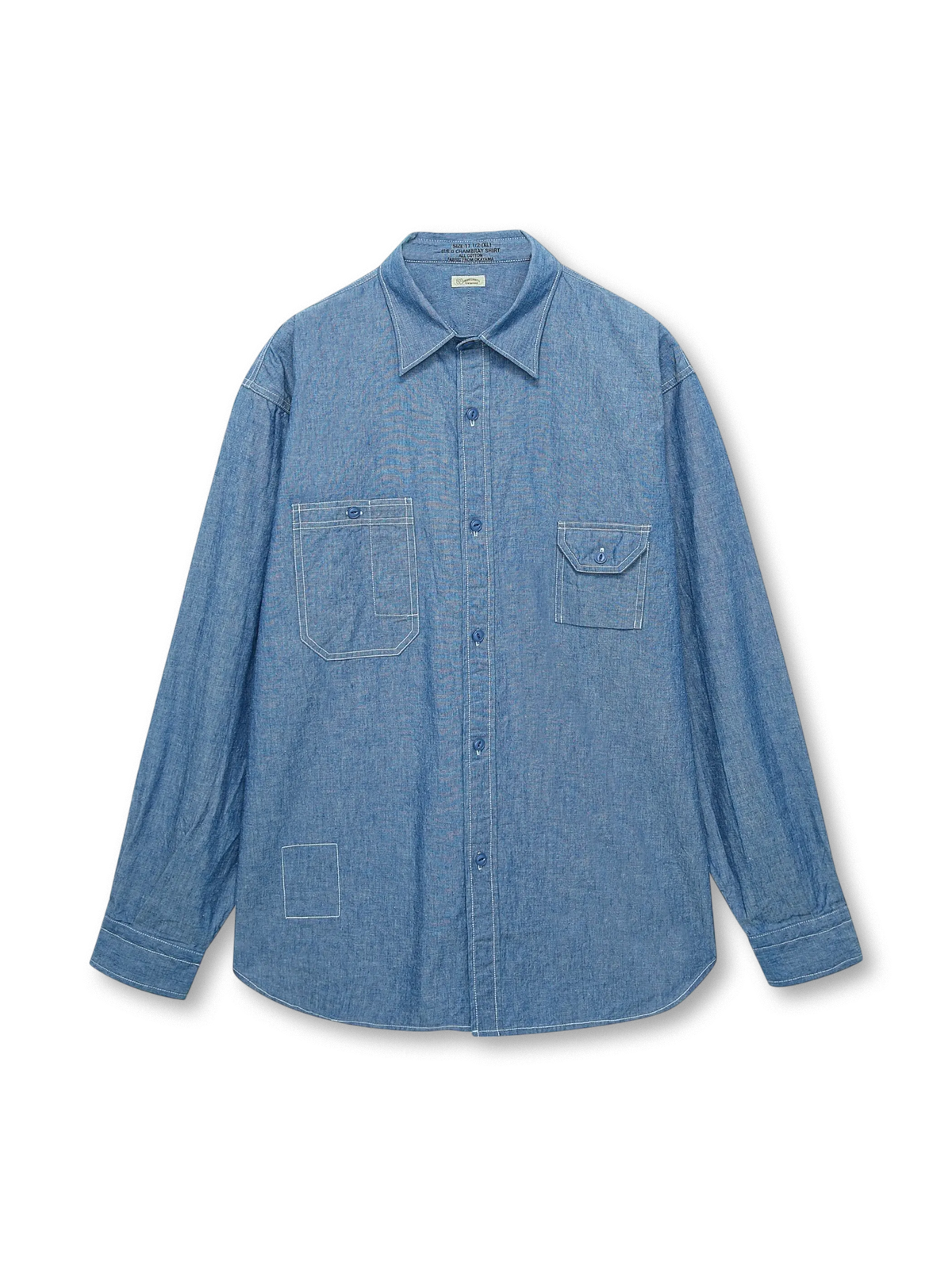 岡山県井原市の旧式力織機で織られた純綿チャンブレー生地を使用し、伝統的なアメリカンワークシャツのディテールを備えたヴィンテージ風ワークシャツ。胸ポケットと魚眼スナップボタンが特徴。