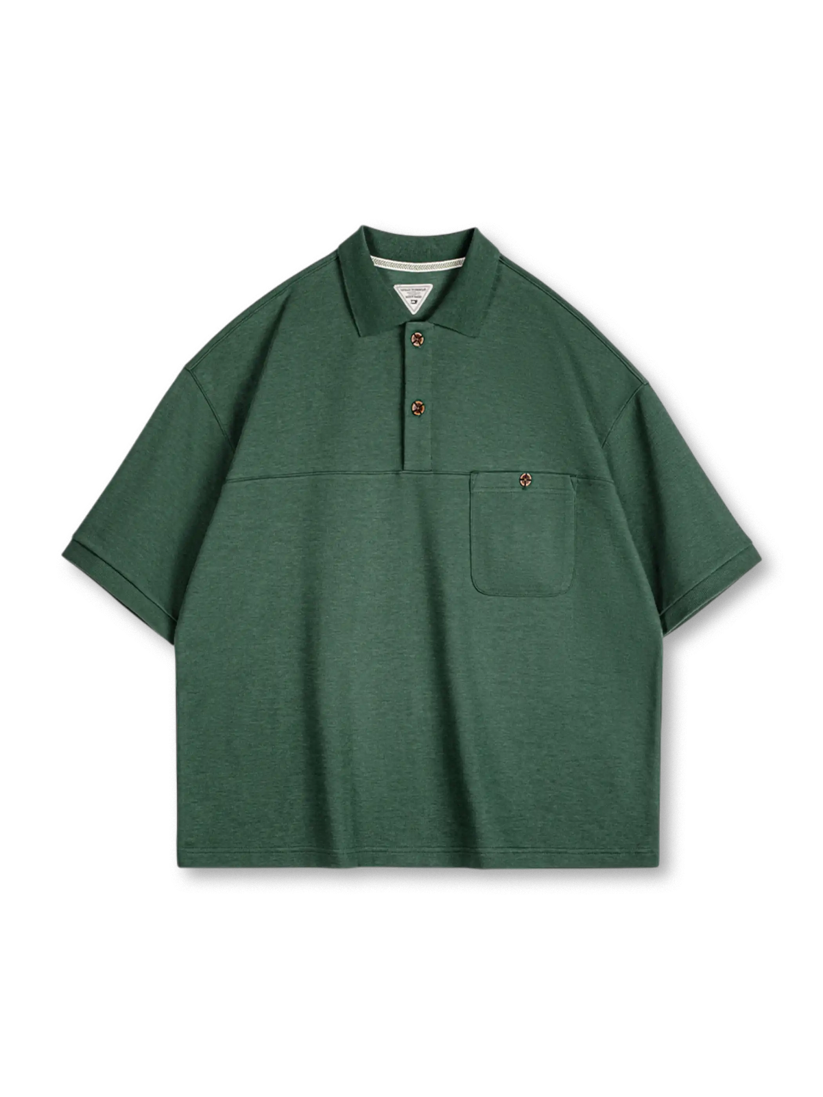 レトロな翻領と山野グリーンカラーが特徴のオーバーサイズポロシャツ。通気性と耐久性に優れた混紡素材。