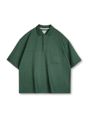 レトロな翻領と山野グリーンカラーが特徴のオーバーサイズポロシャツ。通気性と耐久性に優れた混紡素材。
