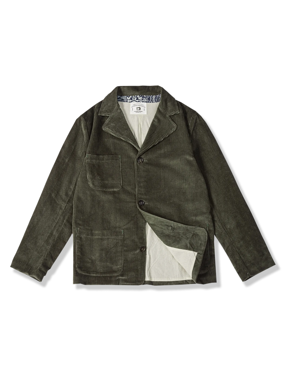 360g 8ウェールコーデュロイ生地を使用し、酵素ウォッシュ加工でヴィンテージ感を表現したオリーブグリーンのテーラードジャケット。クラシックなシルエットと3ポケットデザインが特徴。