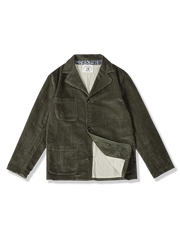 360g 8ウェールコーデュロイ生地を使用し、酵素ウォッシュ加工でヴィンテージ感を表現したオリーブグリーンのテーラードジャケット。クラシックなシルエットと3ポケットデザインが特徴。