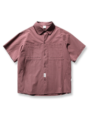 開襟＆胸ダブルポケット付きのコットン半袖シャツ。