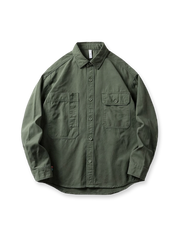 開襟デザインと胸フラップポケットが特徴の長袖ワークシャツの全体像。