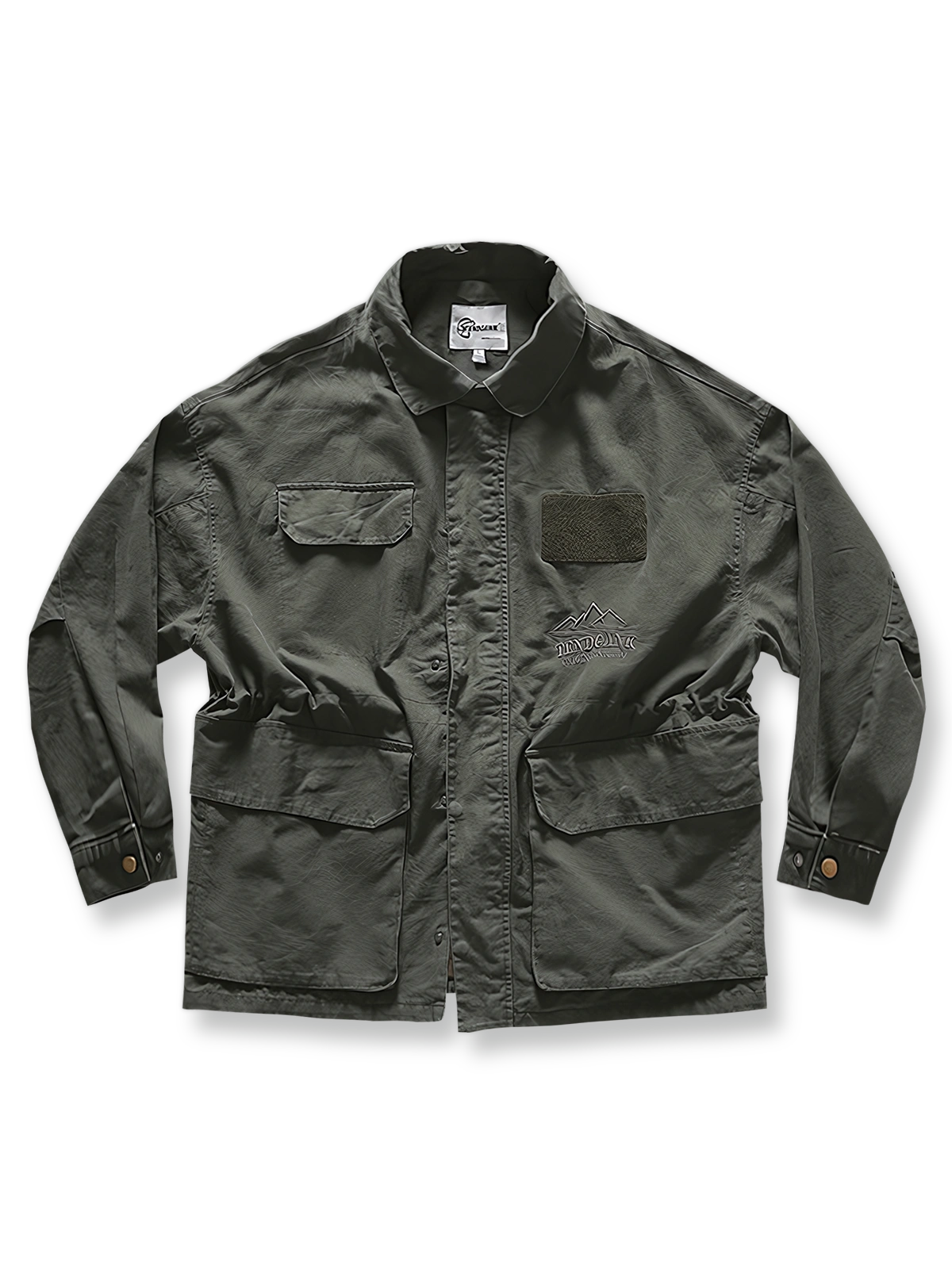 立体ポケットとオープンカラーを備えたクラシックミリタリーグリーンのコットンジャケット。