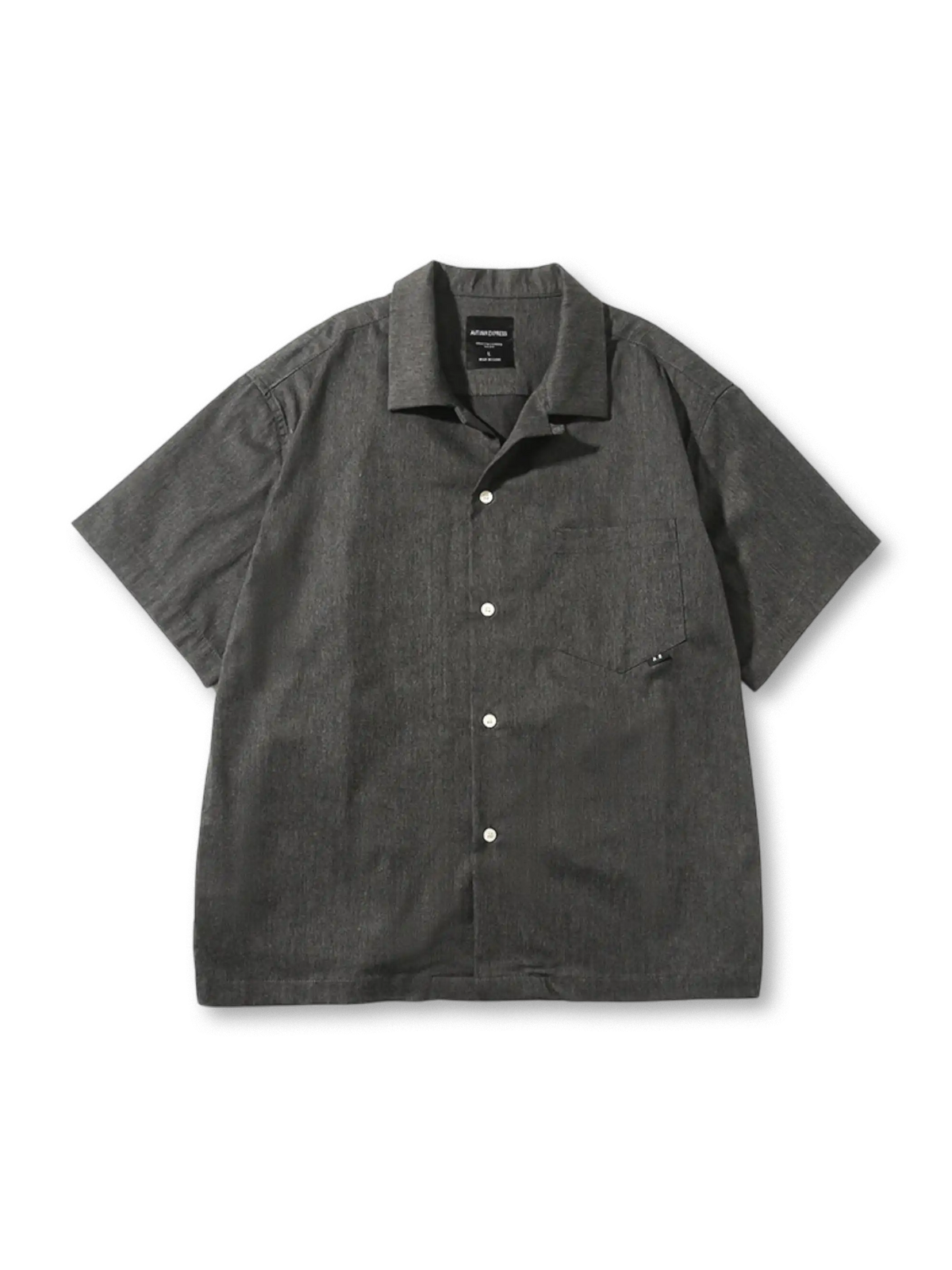 胸ポケット付きで動きやすい混紡素材のオープンカラー半袖シャツ。多用途に活躍するリラックスシルエット。
