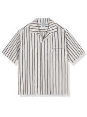 オープンカラーとマルチストライプが特徴のベージュ半袖シャツ、ワークポケット付き、快適なルーズフィットシルエット