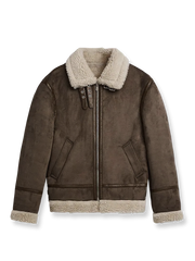 スエード調フェイクレザーとシープボア裏地を使用したオープンカラージャケット。調節可能ベルトとロールカフス袖口付き。