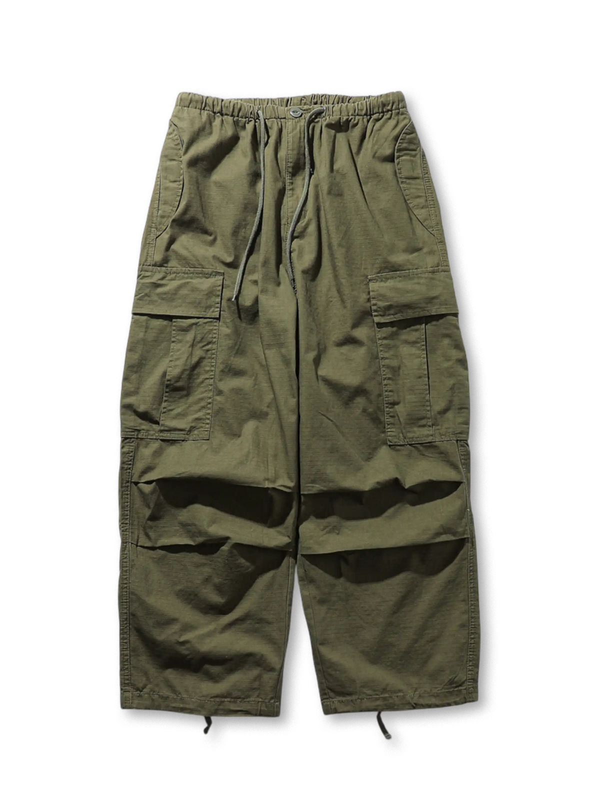 大容量ポケットとドローコード付きワイドシルエットが特徴のアウトドアカーゴパンツ