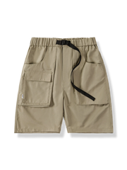 アウトドア用ウェービングベルト付きショートパンツ、ゆったりシルエットと大容量ポケット付き