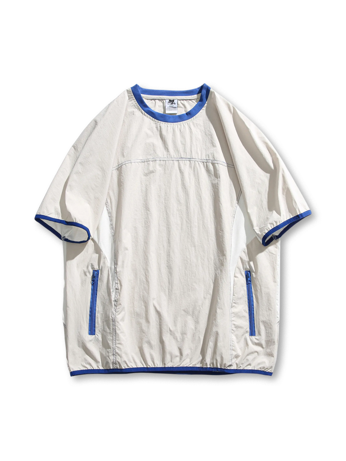 カラーコントラストとジッパーポケットが特徴のアウトドア用機能性スポーツTシャツ