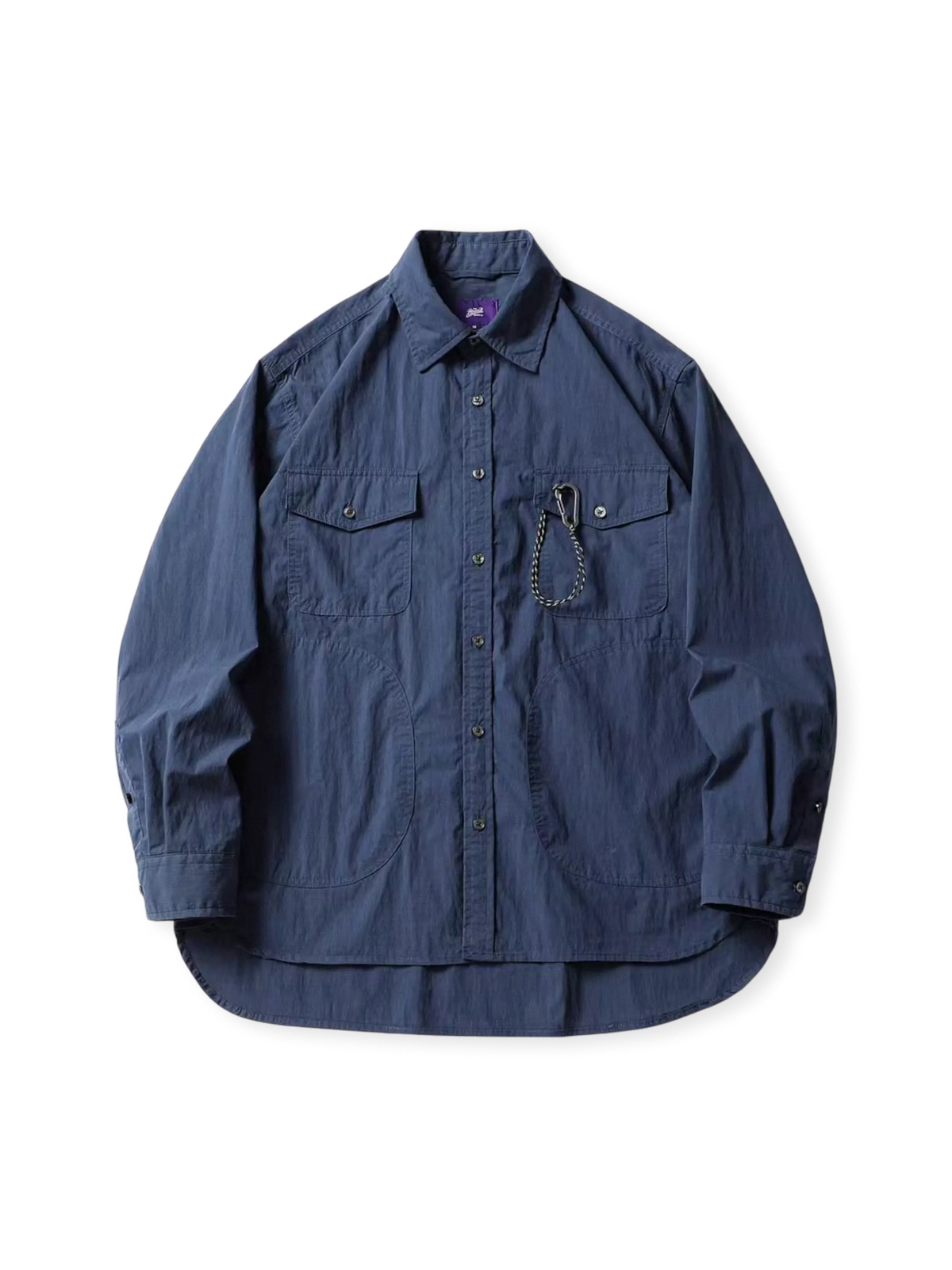 防撥水加工を施した100%コットンツイル素材のダークチェックワークシャツ。多機能ポケットとドロップショルダーが特徴。