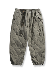 裏起毛と裾絞りで暖かさをキープする厚手アウトドアパンツ