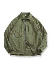 ジッパー付きポケットとアーチ型裾、メッシュ裏地を備えたアウトドア機能付きフラップジャケット。