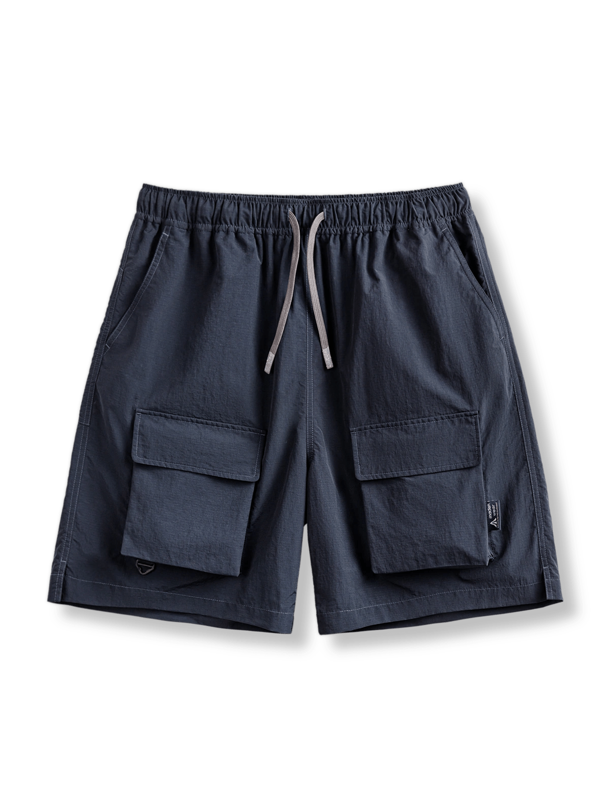 多機能ポケットとドローコード付きの軽量ナイロンショーツ。